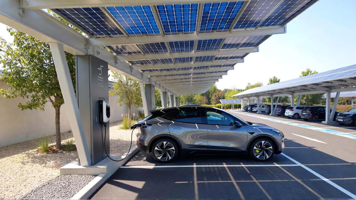 Ombrière photovoltaïque avec borne de recharge pour véhicule électrique