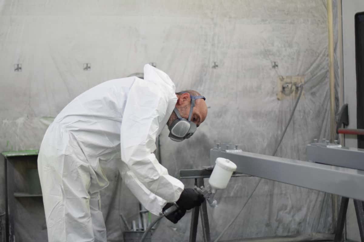 Peinture et finition des structures métalliques dans l’atelier AMD
