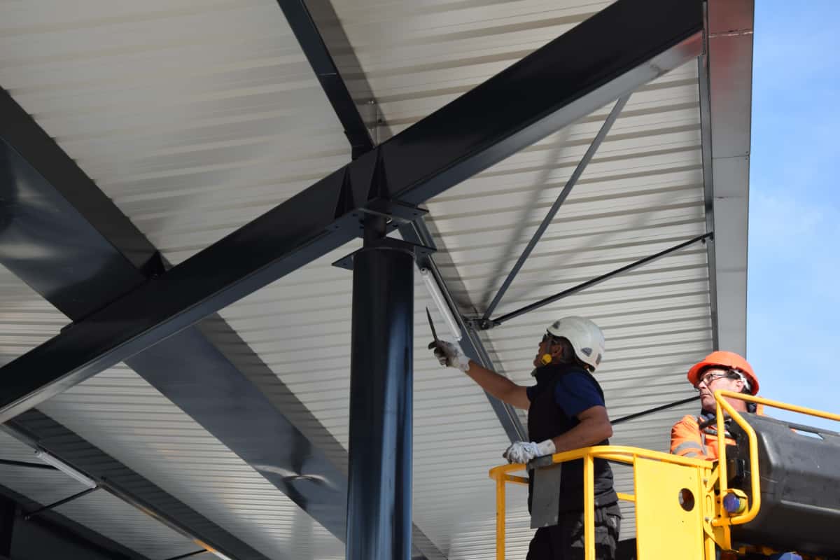 Montage de la couverture métallique d’une structure AMD sur chantier
