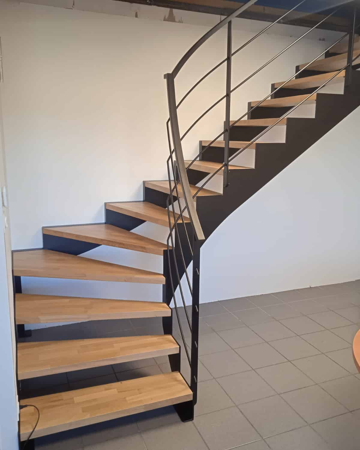 Escalier métallique sur mesure avec marches bois et garde-corps câbles inox – AMD Métallerie Nantes