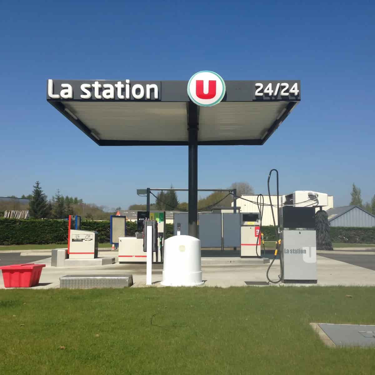Auvent de station-service AMD personnalisé aux couleurs de l’enseigne
