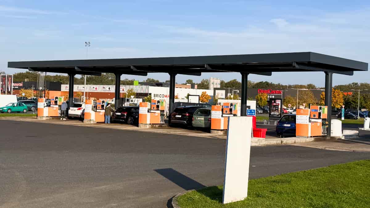 Auvent AMD pour station-service, protection des pistes de distribution de carburant
