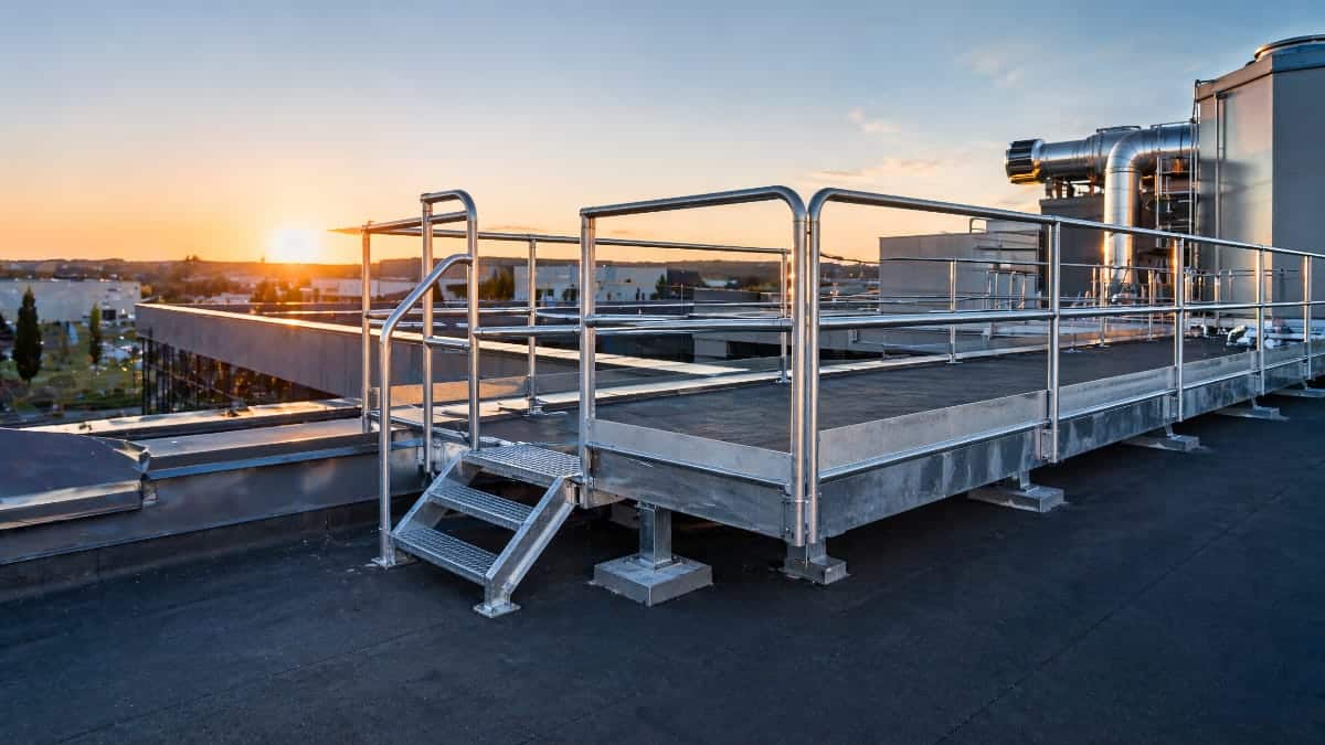 Garde-corps métallique technique pour toiture-terrasse AMD
